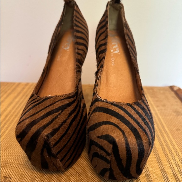 Jeffery Campbell for iDore Brown Zebra Platforms - Picture 3 of 5